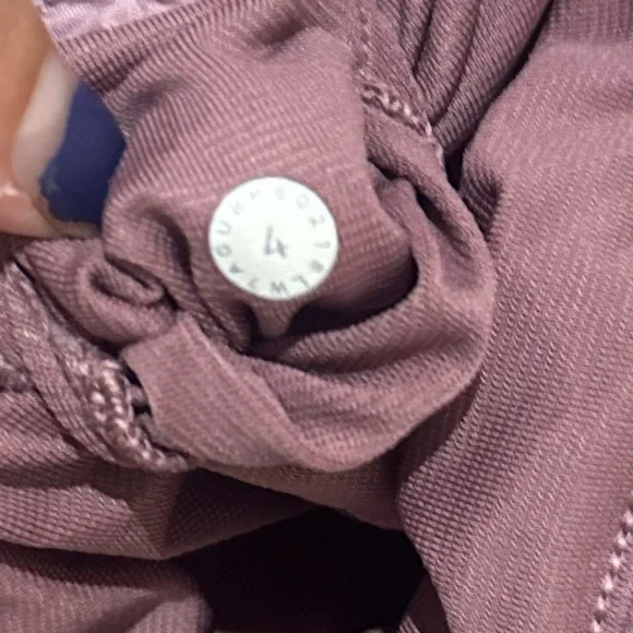 Lululemon Mauve/Pink Hotty Hot Shorts 2.5” Size 4 - Picture 3 of 3